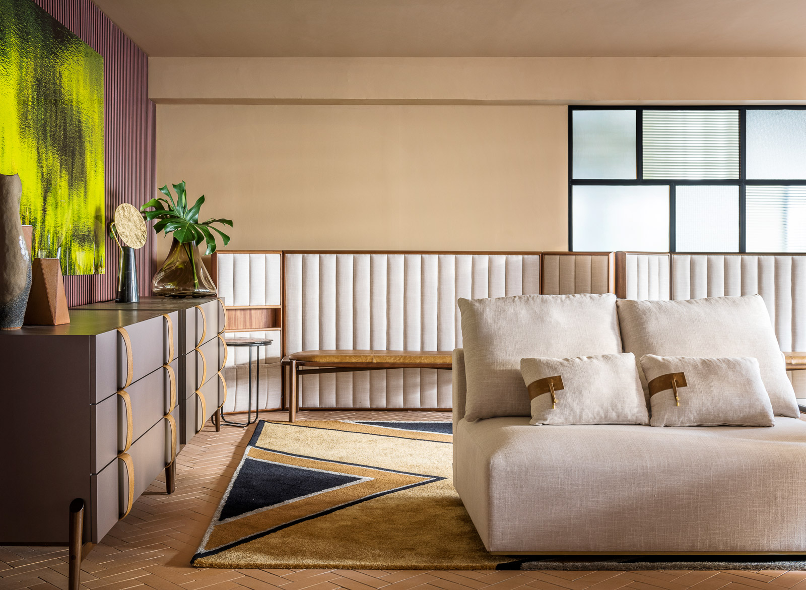 elaline vilela sousa ilha conforto golden house casacor sao paulo 2022 sofa quadro aparador tapete almofada