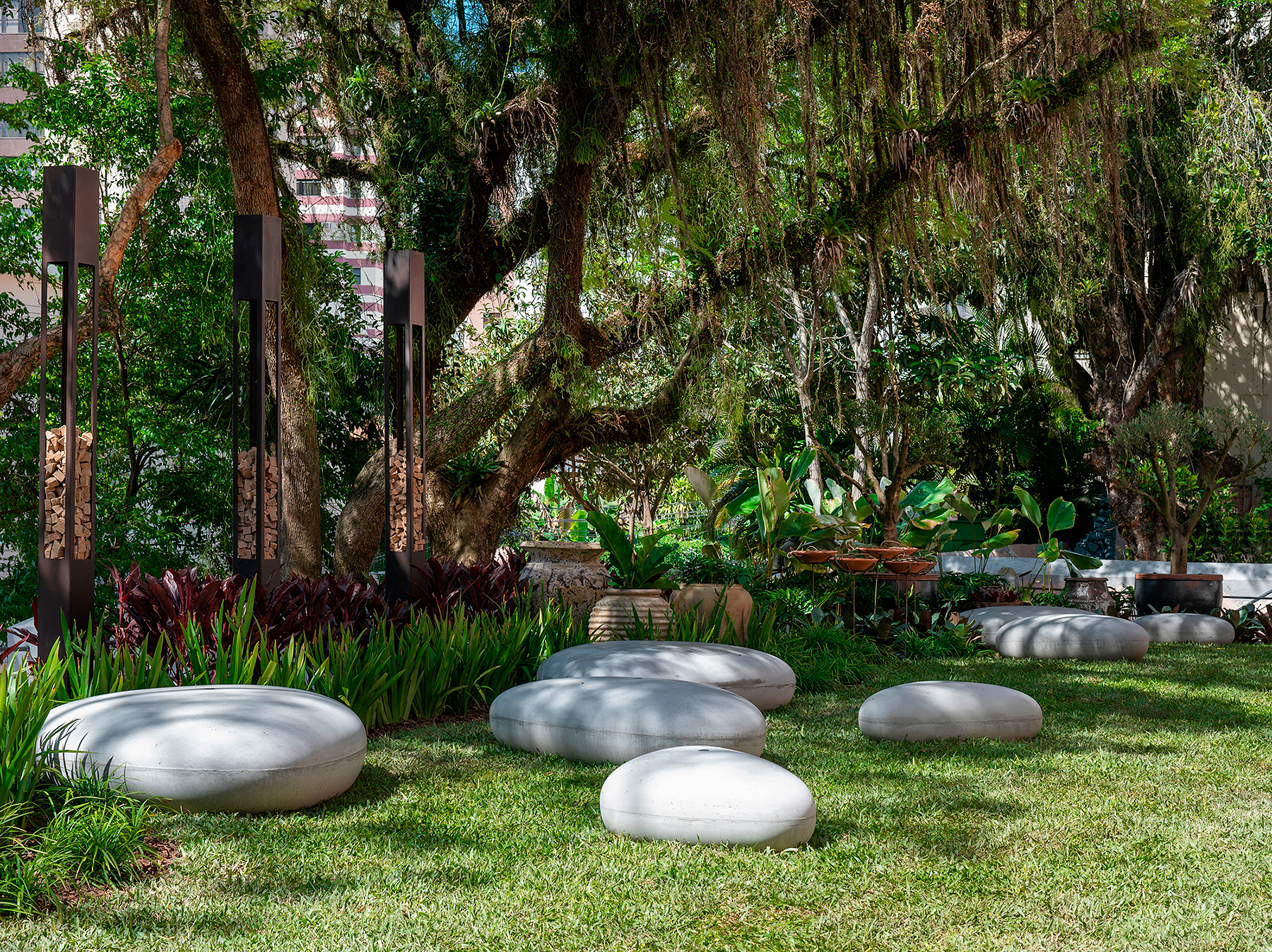 Ana Trevisan - Espaços Vivos - Jardim Bem-Te-Vi. A ave típica da Mata Atlântica que dá nome ao espaço foi o ponto de inspiração da profissional para resgatar a história do local onde aconteceu a mostra e trazer a sensação de pertencimento aos visitantes. O jardim sensorial e convidativo passou por um processo de recuperação ecológica, com a remoção de espécies de plantas exóticas invasoras e o plantio de espécies nativas, para voltar à sua forma original.