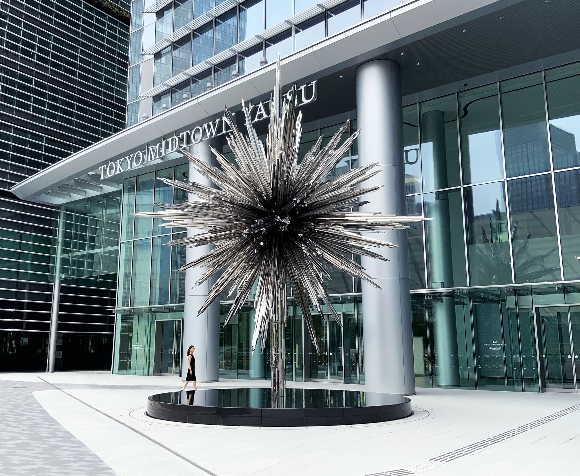 A escultura espelhada 'Estrela' (Star) de Tokujin Yoshioka na entrada do Tokyo Midtown Yaesu, em Tóquio.