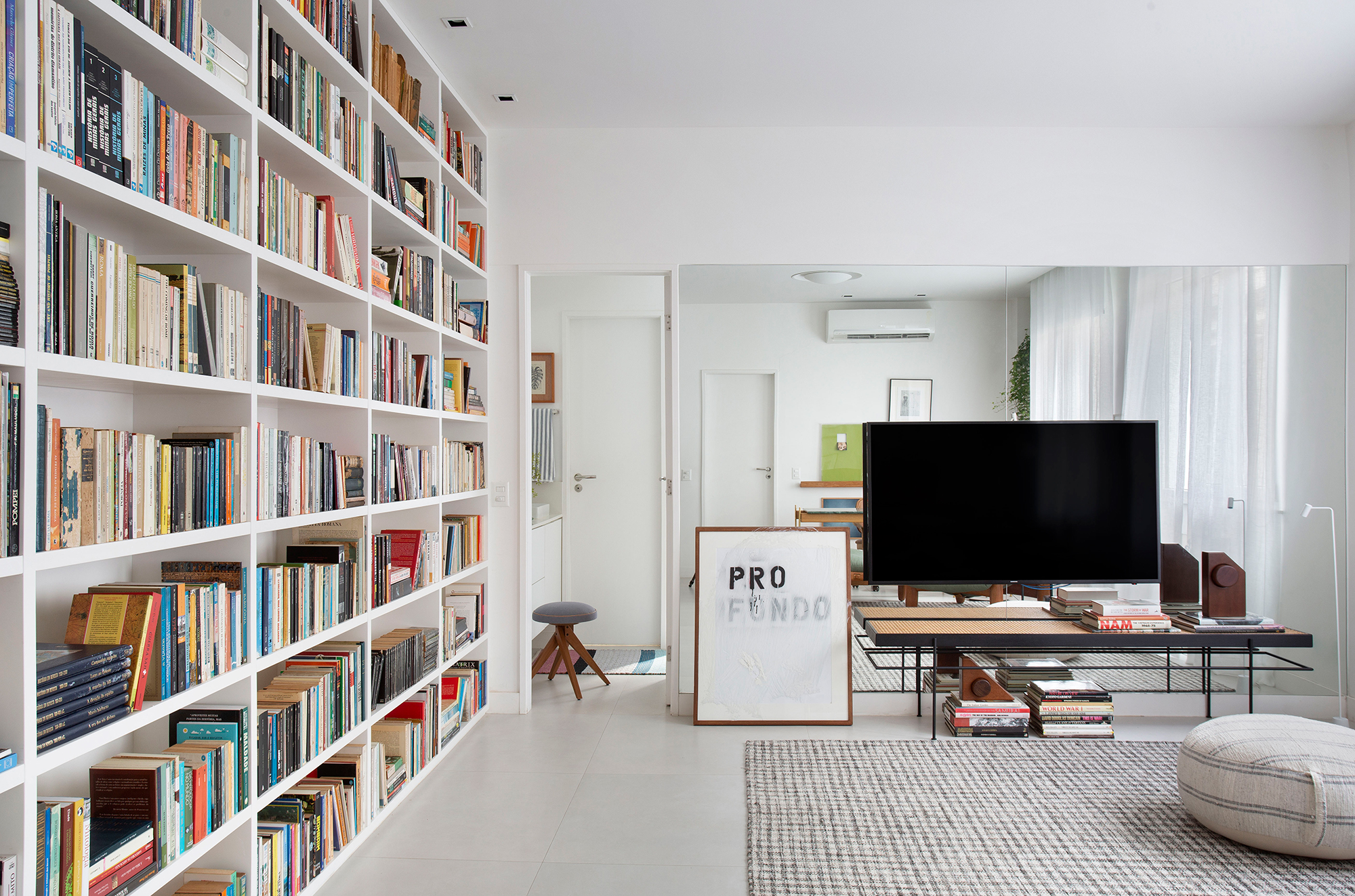 apartamento rio de janeiro decoracao adriana esteves sala estante tv livros