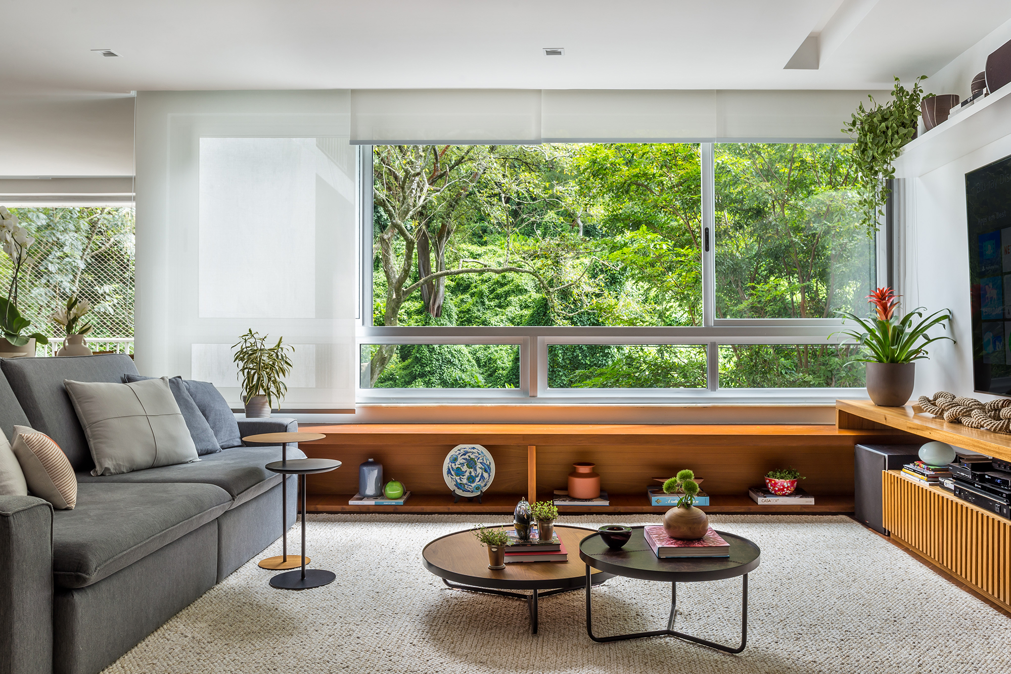 Apartamento Rio de Janeiro Fernanda Medeiros decoração sala estar sofa tapete marcenaria mesa