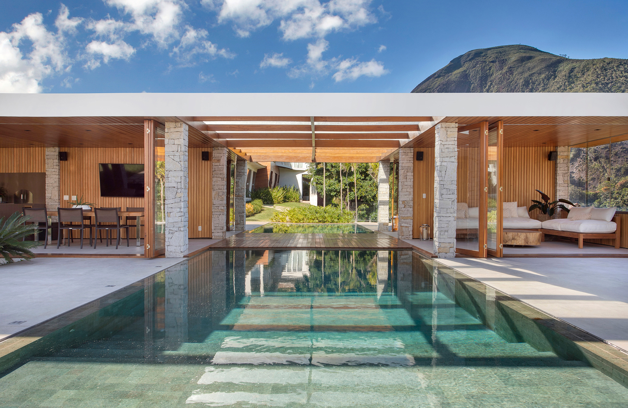 Casa serra Rio de janeiro biofilia Diego Raposo + Arquitetos fachada jardim paisagismo piscina varanda