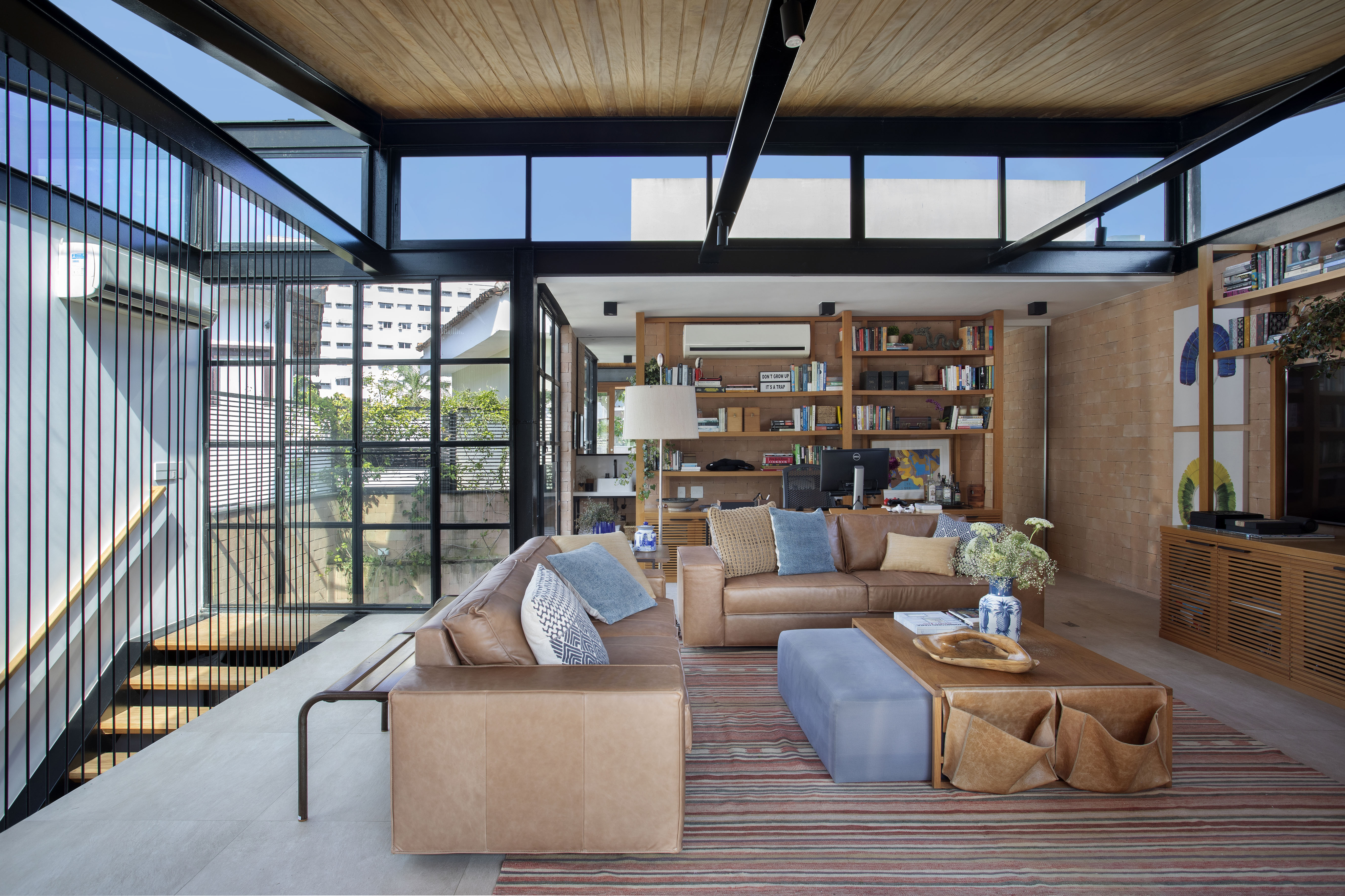 Casa vila Escala Arquitetura Rio de Janeiro reforma arquitetura sala sofa vidro escritorio