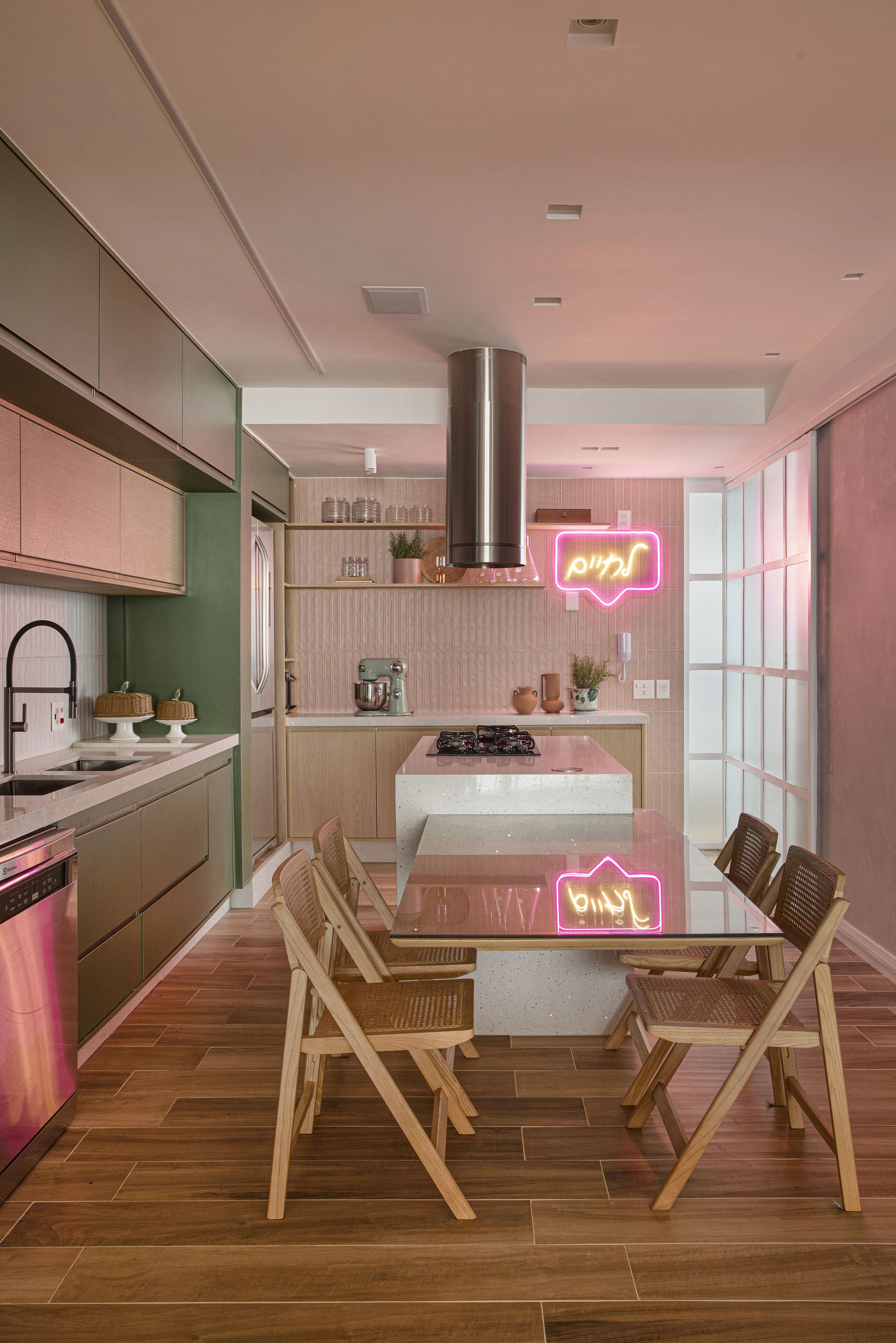 Apê 160 m2 cara de casa paleta verde rosa néons up3 arquitetura decoração sala cozinha verde rosa neon mesa cadeira