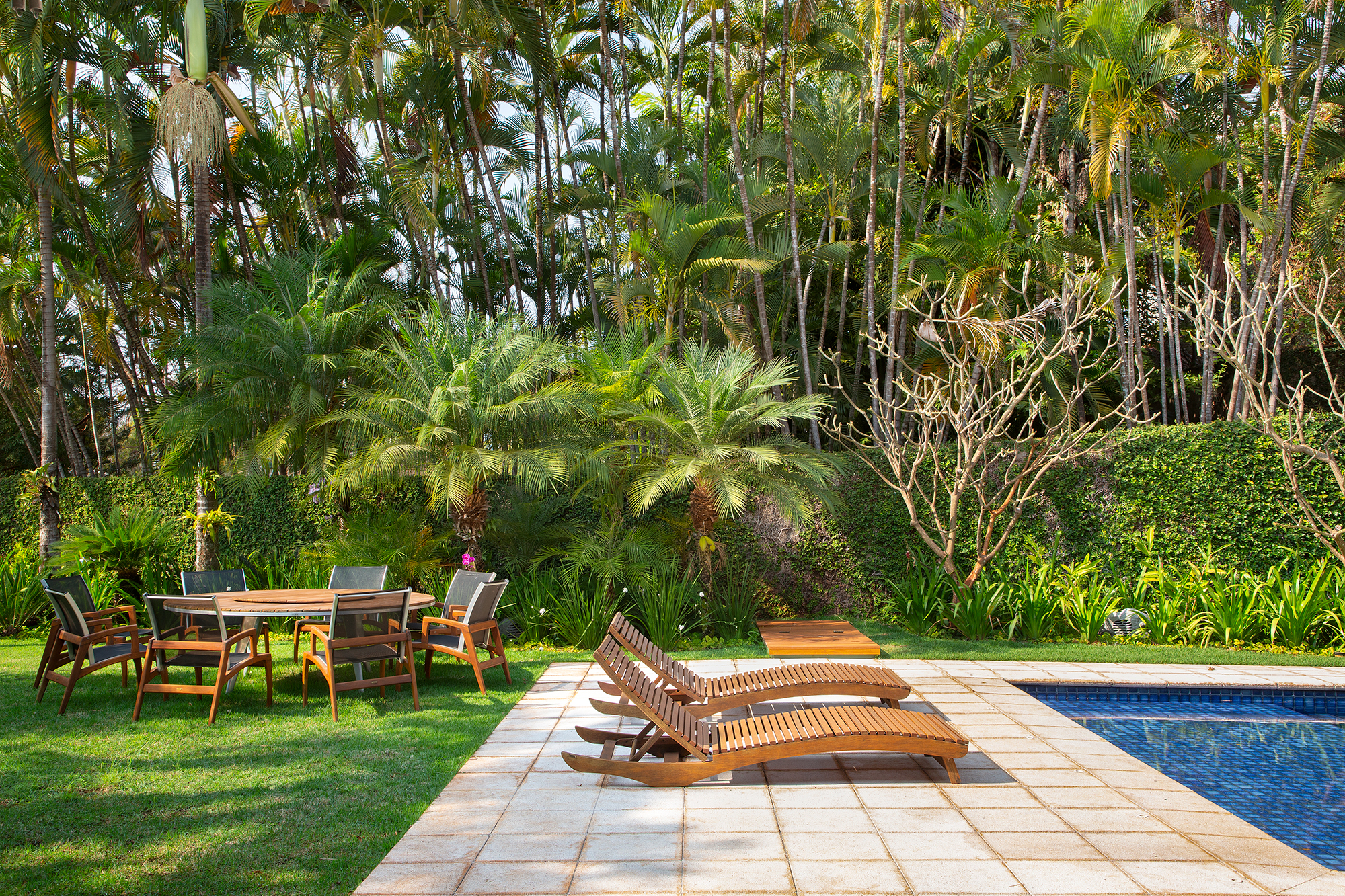 Casa interior cinema áreas integradas muito aconchego Cacau Ribeiro. decoração jardim piscina mesa cadeira