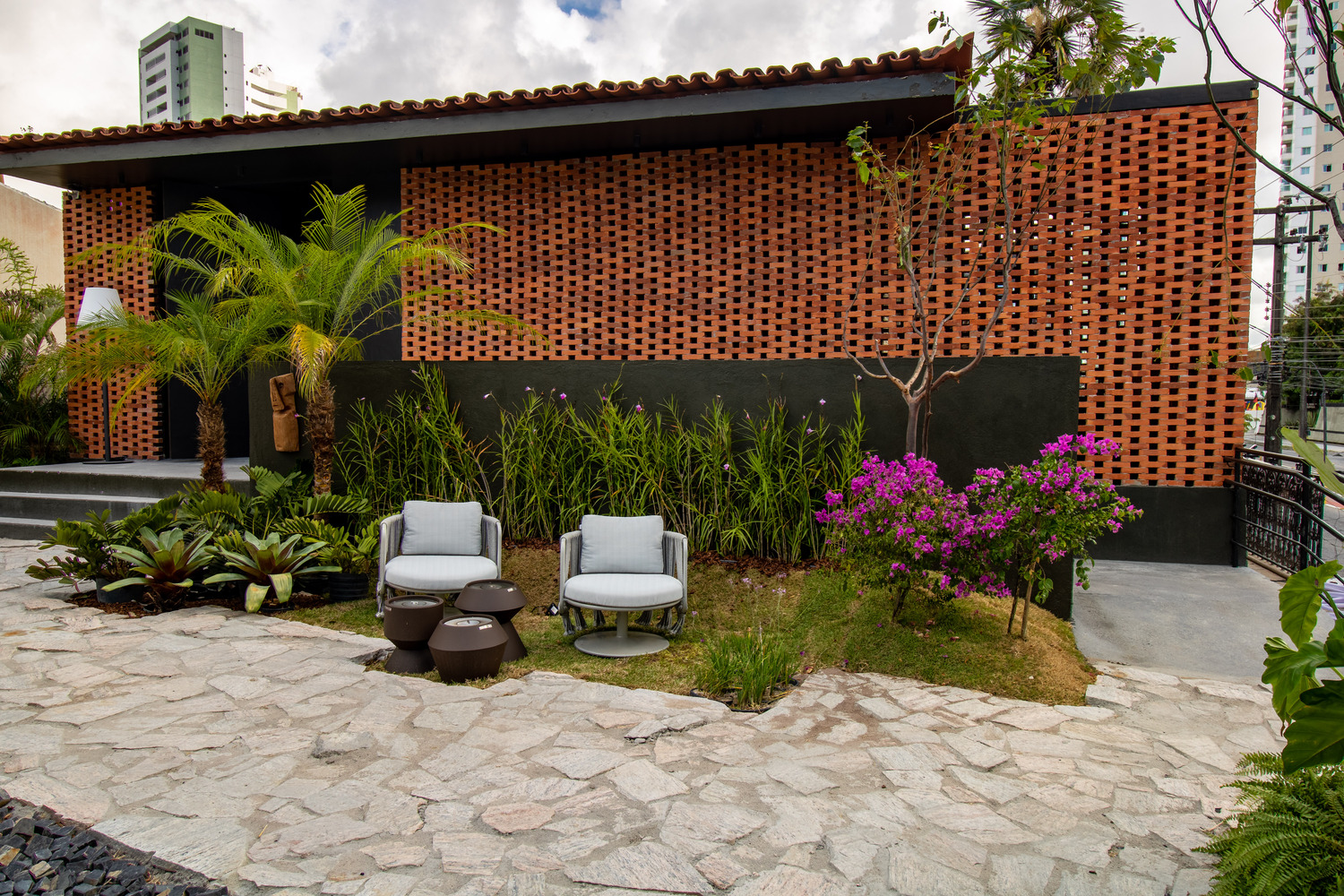 Renato Teles - Lounge Muxarabi (Bilheteria). A bilheteria assinada por Renato Teles foi planejada para ser uma "caixa de passagem”, como um ambiente neutralizador entre os demais espaços, convidando e recepcionando os visitantes a adentrarem a casa.