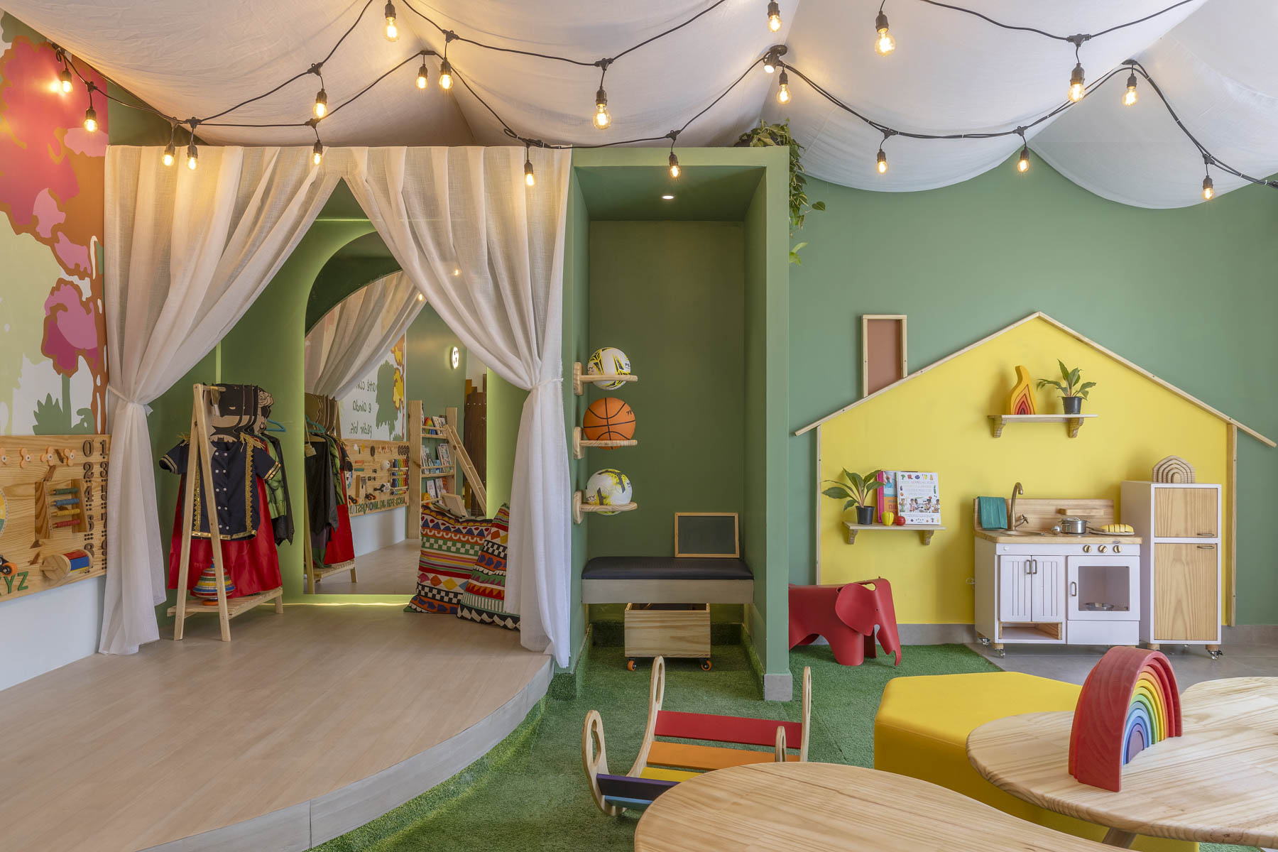 Marina Veras Arquitetura - Lounge Infantil. Soluções lúdicas que estimulam o brincar de forma natural. A arquiteta Marina Veras uniu duas paixões de muitas crianças: o futebol e a cabaninha. Com cores vibrantes e pensando no conforto e segurança dos pequenos, a arquiteta apostou em mobiliário produzido artesanalmente e que dão asas à imaginação e à criatividade.