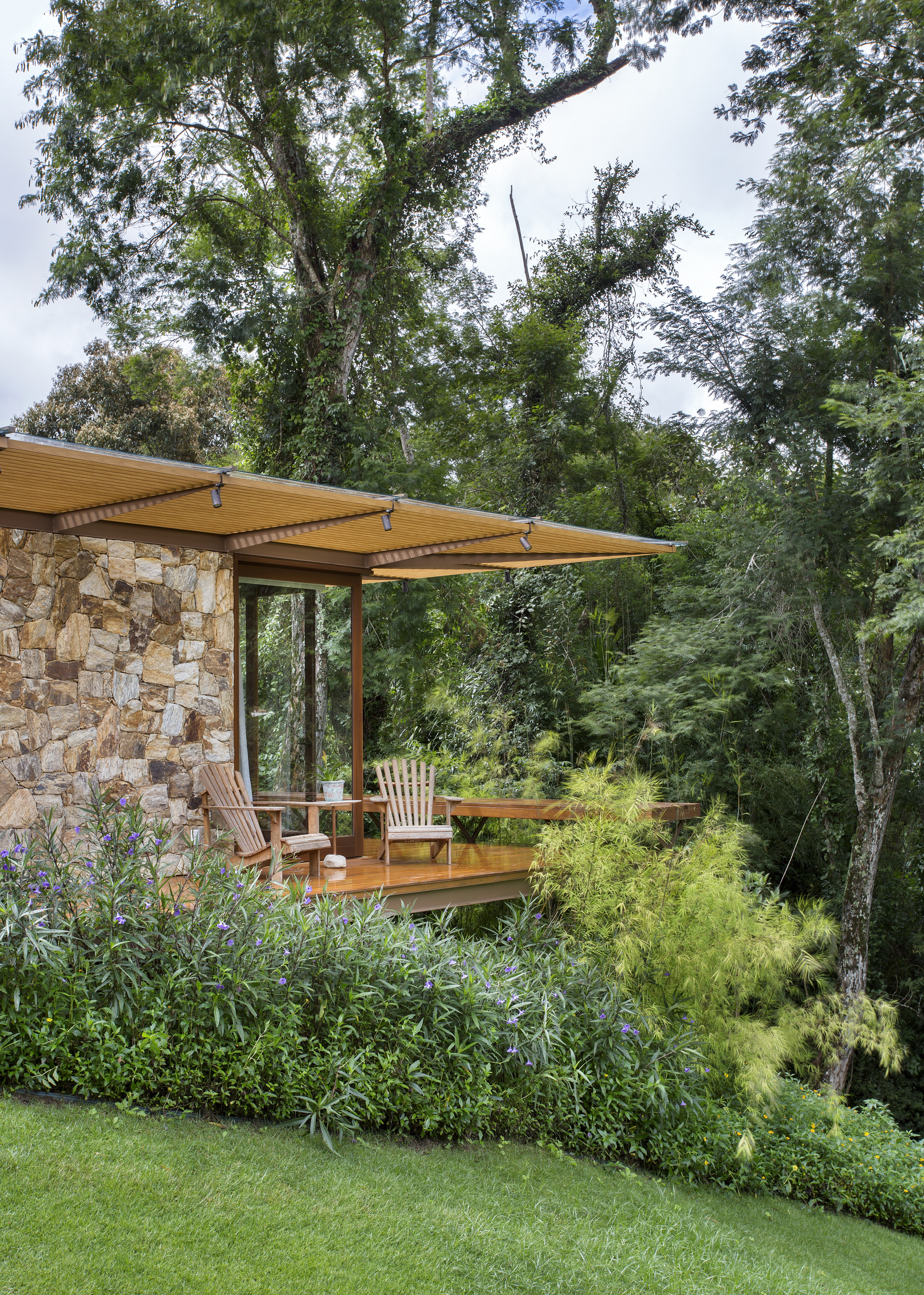 Suíte de casa de campo fica em bangalô suspenso no meio da natureza. Projeto de Escala Arquitetura. Na foto, varanda suspensa do quarto.