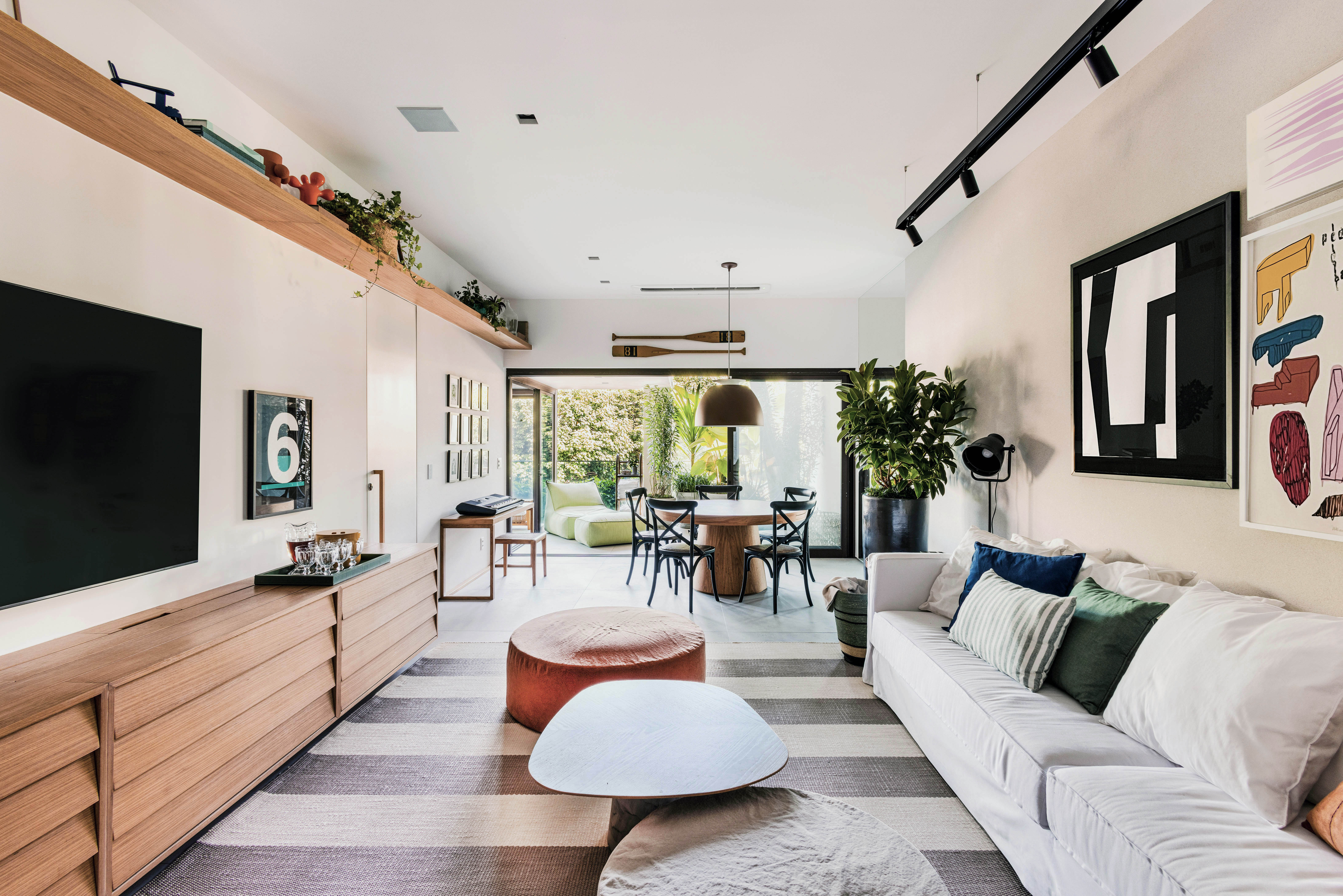 Casa no Rio de Janeiro ganha andar de lazer de 160 m² no subsolo. Projeto de Escala Arquitetura. Na foto, sala de jantar com lavabo e marcenaria.