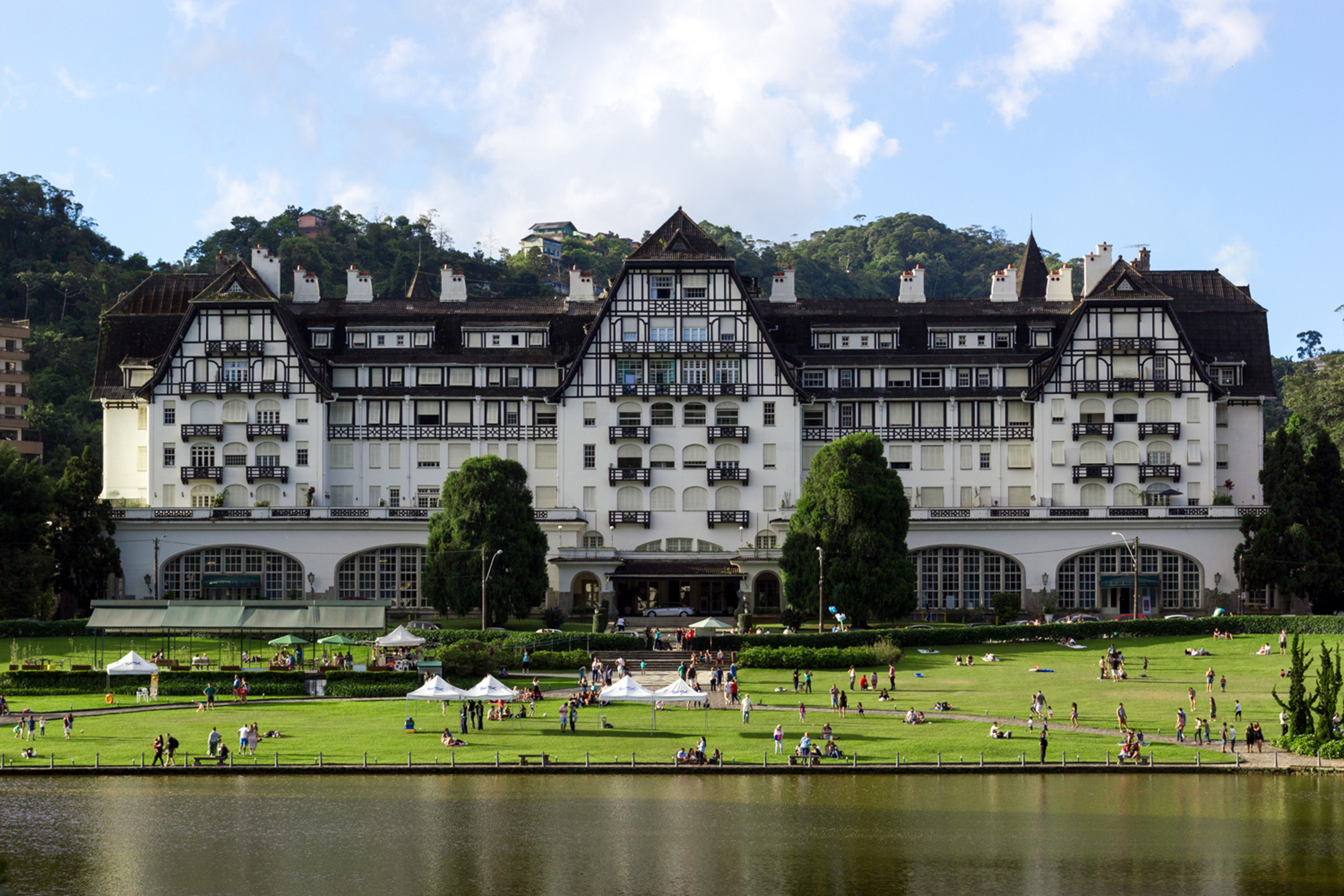 Microapê de 30 m² fica dentro do hotel-cassino Quitandinha, em Petrópolis. Projto de Manoela Fleck. Na foto, fachada do quitandinha.