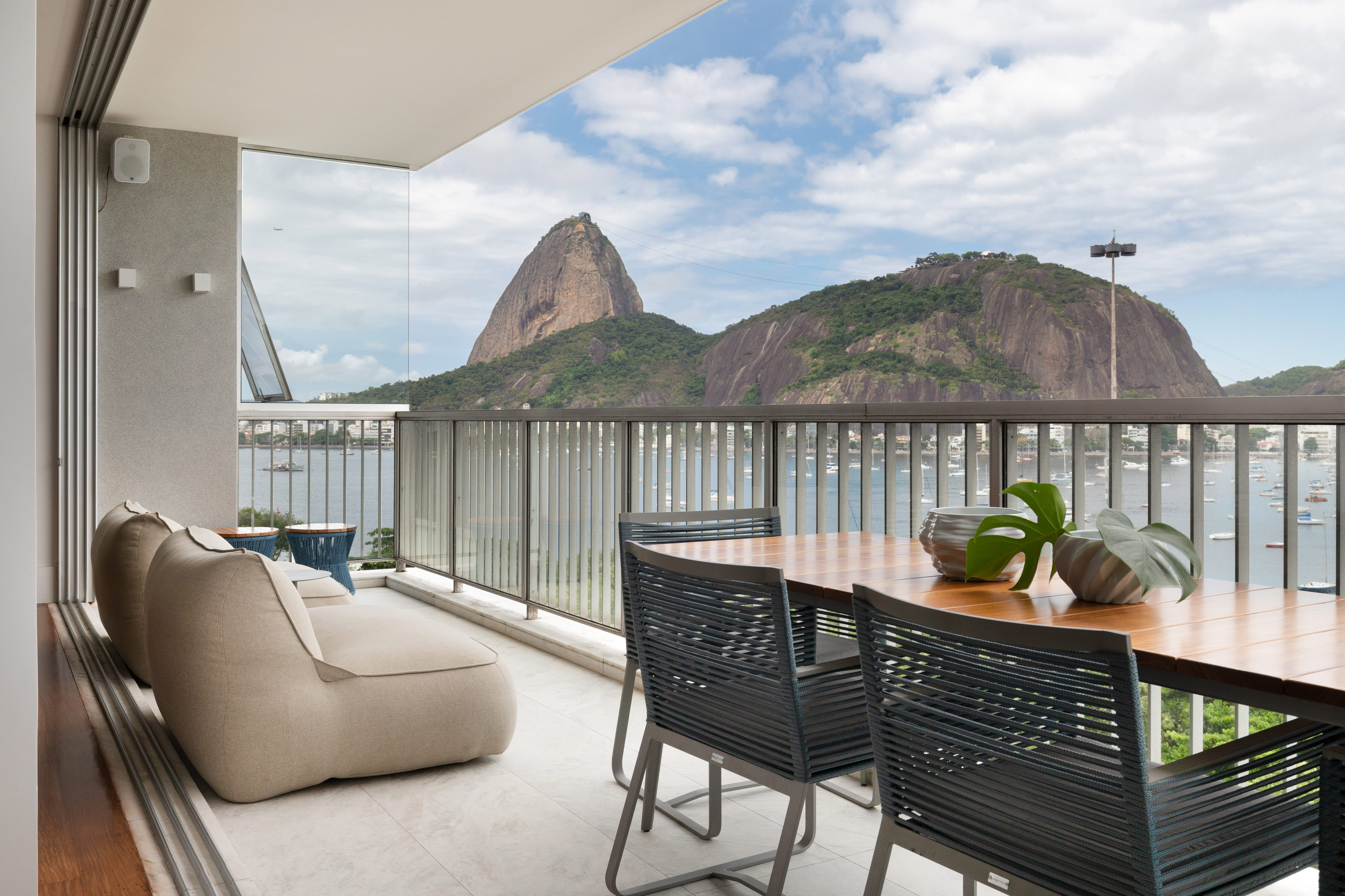 Com vista para Pão de Açúcar, apê une design brasileiro e peças clássicas. Projeto do Studio Lak. Na foto, varanda com vista para o Pão de Açúcar.