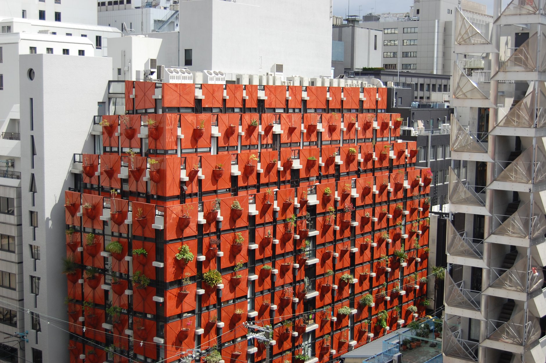 O Organic Building em Osaka, Japão, é um edifício com jardim vertical concebido para integrar um sistema avançado de irrigação controlado por computador, visando promover o crescimento das plantas