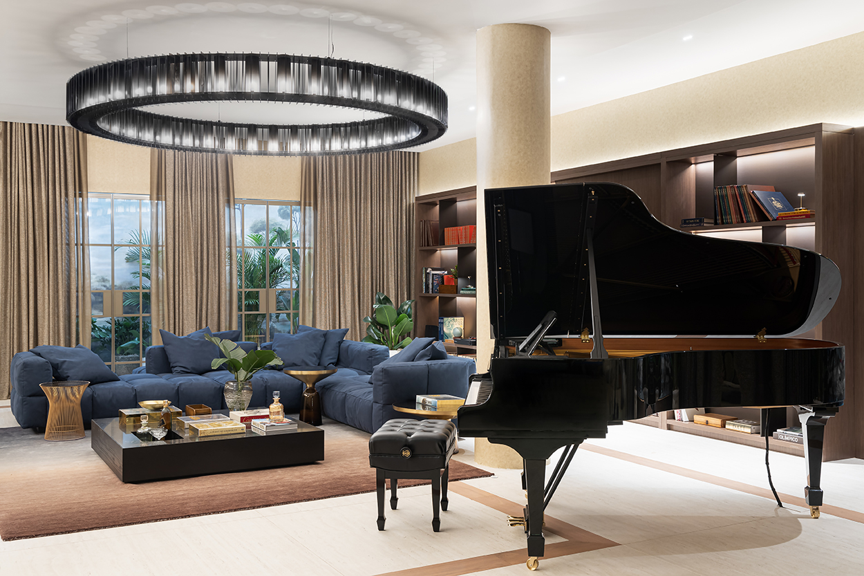 <b>Laura Rocha - Living Piano Casa Cosentino</b>. Em meio à agitação da vida urbana, os 156 m² com lounge, cozinha, bar e jardim de inverno estimulam a relaxar e apreciar uma pausa. Em ocasiões especiais durante a mostra, a trilha sonora virá da música tocada ao piano da centenária marca americana Steinway. Ao seu redor, vários modelos dos revestimentos Dekton e Silestone, da Cosentino, aparecem nos pisos, nas paredes e em peças de mobiliário. Lançamento no Brasil, o padrão Khalo reveste as bancadas e a ilha. Um painel de linho, no qual uma paisagem foi pintada à mão, complementa o paisagismo assinado por Alex Hanazaki.